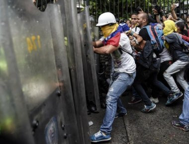 Βίντεο: Άγριο ξύλο αστυνομικών με διαδηλωτές με ασπίδες και όπλα!